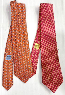 HERMÈS Deux cravates en soie dont : - Photo 1