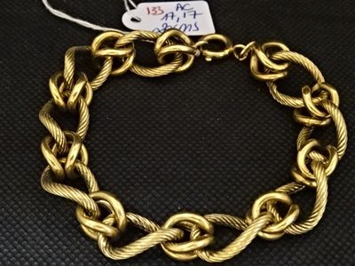 un bracelet en chaîne en or avec une étiquette