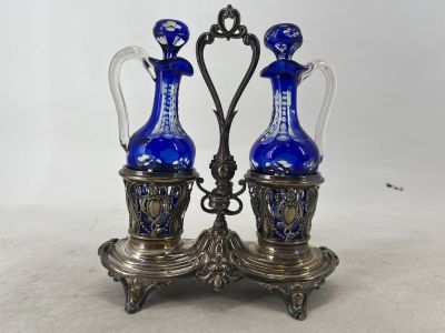 deux vases bleus posés sur un socle en métal