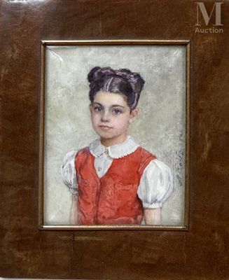 portrait d'une jeune fille vêtue d'un gilet rouge et d'un chemisier blanc