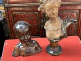 deux busturines posées sur une table rouge