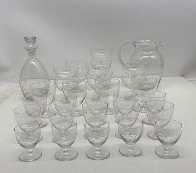 beaucoup de verres à vin et un pichet sur la table
