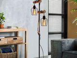 un salon équipé d'un canapé, d'une table et d'une lampe