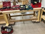 un établi avec des outils posés dessus, dans un atelier