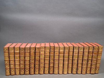 une pile de douze livres posés les uns sur les autres sur une table