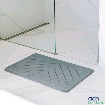un tapis de bain posé sur le sol de la salle de bains