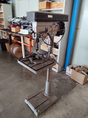 une machine qui se trouve dans un garage