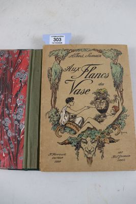 deux livres posés sur une table