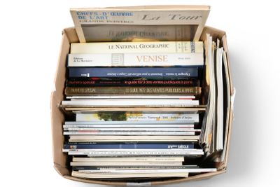 une boîte remplie de livres posée sur une table