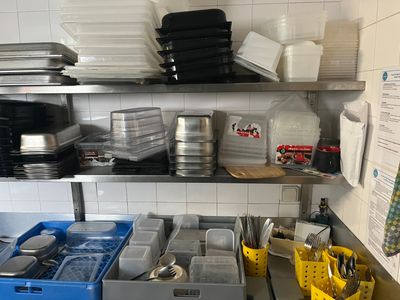 de nombreux plats et casseroles sur les étagères de la cuisine