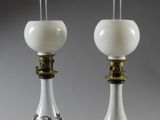 paire de bougeoirs blancs et dorés avec des abat-jours en verre