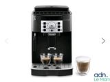 la machine à café a deux tasses de café devant elle