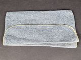 un petit sac gris muni d'une fermeture éclair sur le dessus