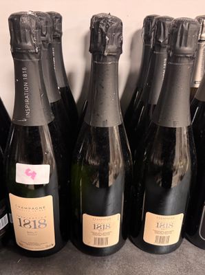 plusieurs bouteilles de vin sont alignées sur un comptoir
