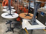 de nombreuses tables et chaises dans une pièce très meublée