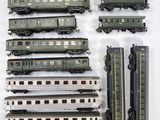 un grand nombre de trains miniatures posés sur une table