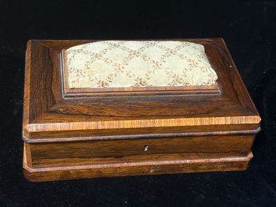 Coffret de couture palissandre, intérieur foncé de miroir, 2…