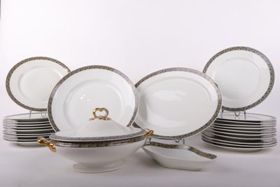 un grand nombre d'assiettes posées sur une table