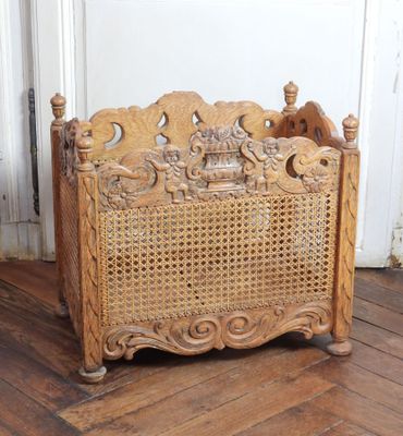 un lit en bois recouvert de rotin dans une chambre