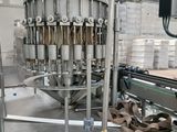 une machine qui contient beaucoup de bouteilles