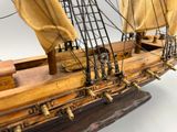 une maquette en bois représentant un bateau à voiles