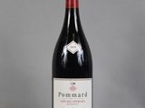 une bouteille de vin posée sur une table