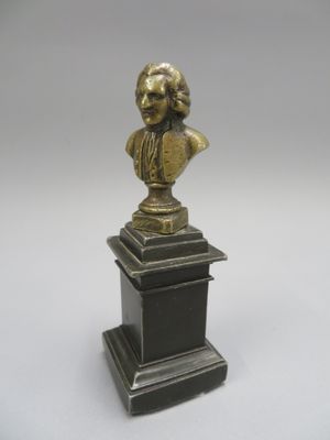 Buste d'homme sur piédestal en métal noirci.