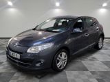 la voiture grise est garée sur un sol en damier dans le garage
