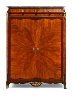 une image représentant une armoire en bois ornée d'un motif floral sur la façade