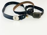 deux ceintures en cuir noir avec une boucle métallique sur fond blanc