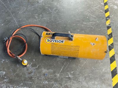 une machine jaune posée sur le sol