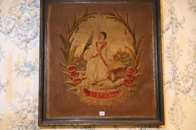 une image d'un tableau sur le mur d'une pièce