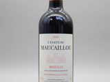 la bouteille de vin rouge est posée sur la table