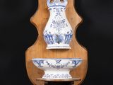 un vase bleu et blanc posé sur une étagère en bois