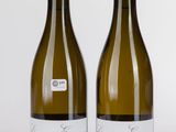 deux bouteilles de vin blanc posées l'une à côté de l'autre sur une table