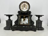 une horloge posée sur une table