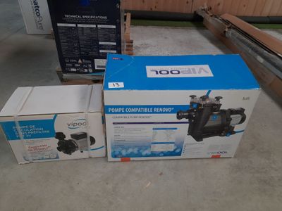 deux cartons contenant des pompes à eau posés par terre l'un à côté de l'autre
