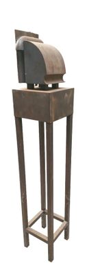 une table en bois sur laquelle se trouve un objet en métal