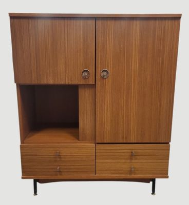une image d'un meuble en bois avec deux tiroirs et une porte