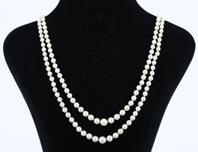 un collier de perles blanches sur un mannequin noir