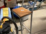 une chaise et une table au milieu d'une pièce encombrée