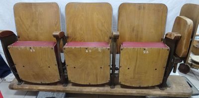 quatre chaises en bois posées sur une palette dans une pièce