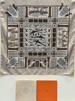 Foulard Carré De Soie Louis Féraud 82x82 Cm - Bords Roulottés - Occasion Très Bon état