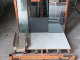 une vitrine en verre au milieu d'une pièce