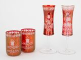 trois verres à vin posés l'un à côté de l'autre sur une table