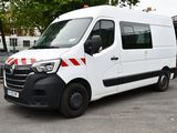 une camionnette blanche garée dans un parking