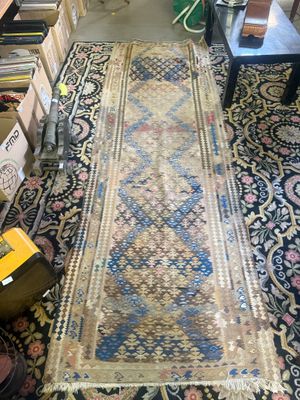 un long tapis posé à même le sol dans une pièce
