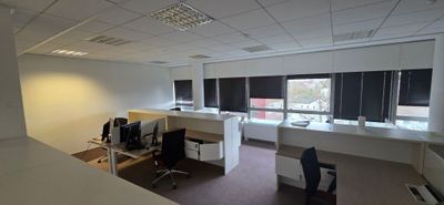 UN ENSEMBLE COMPRENANT : 8 BUREAUX D'ANGLE AVEC RETOUR ET PA…