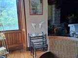 une photo d'un salon avec un canapé et un fauteuil