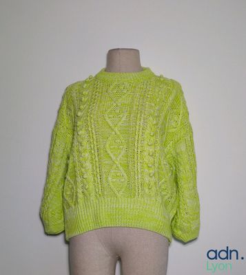 une photo d'un mannequin portant un pull vert